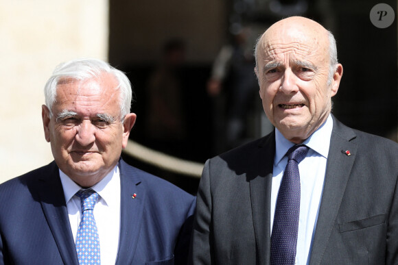 Jean-Pierre Raffarin et Alain Juppé - Le président français lors de l'hommage national à Françoise Rudetzki dans la cour d'honneur de l'Hôtel national des Invalides. à Paris, le 1er juini 2022