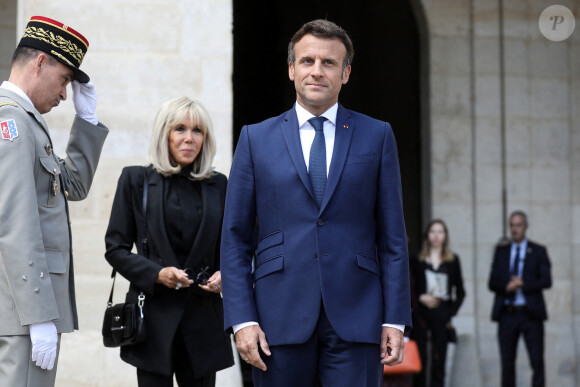 Le président français Emmanuel Macron, accompagné de la première dame Brigitte Macron, lors de l'hommage national à Françoise Rudetzki, grande représentante des victimes des attentats, dans la cour d'honneur de l'Hôtel national des Invalides à Paris. Le 1er juin 2022