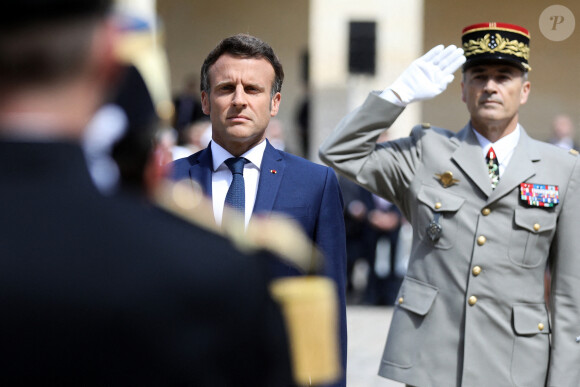 Le président français Emmanuel Macron et le général Thierry Burkhard lors de l'hommage national à Françoise Rudetzki dans la cour d'honneur de l'Hôtel national des Invalides. à Paris, le 1er juin 2022