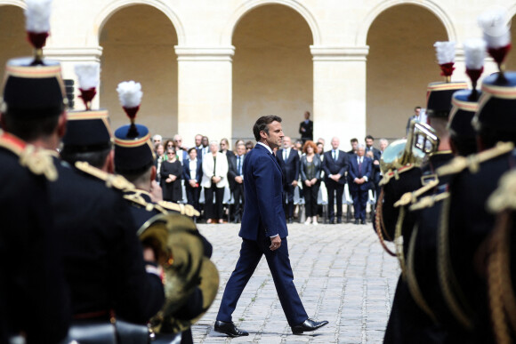 Le président français Emmanuel Macron lors de l'hommage national à Françoise Rudetzki dans la cour d'honneur de l'Hôtel national des Invalides. à Paris, le 1er juin 2022.