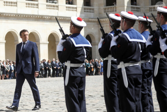 Le président français Emmanuel Macron lors de l'hommage national à Françoise Rudetzki dans la cour d'honneur de l'Hôtel national des Invalides. à Paris, le 1er juin 2022