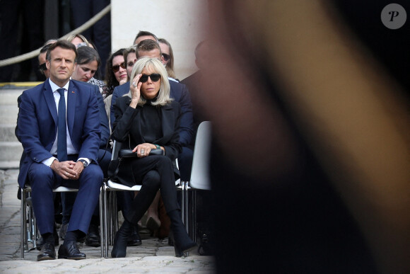Le président français Emmanuel Macron accompagné de la première dame Brigitte Macron lors de l'hommage national à Françoise Rudetzki dans la cour d'honneur de l'Hôtel national des Invalides. à Paris, le 1er juin 2022.