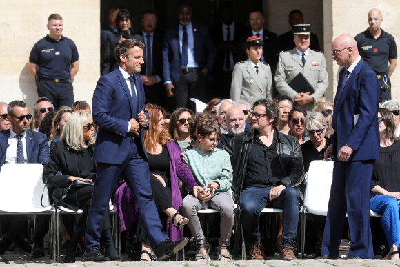 Le président français Emmanuel Macron accompagné de la première dame Brigitte Macron lors de l'hommage national à Françoise Rudetzki dans la cour d'honneur de l'Hôtel national des Invalides. à Paris, le 1er juin 2022.