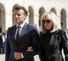 Le président français Emmanuel Macron, accompagné de la première dame Brigitte Macron, lors de l'hommage national à Françoise Rudetzki, grande représentante des victimes des attentats, dans la cour d'honneur de l'Hôtel national des Invalides à Paris