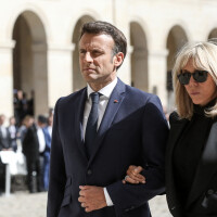 Brigitte Macron : Tout de noir vêtue au bras d'Emmanuel pour honorer Françoise Rudetzki
