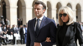 Brigitte Macron : Tout de noir vêtue au bras d'Emmanuel pour honorer Françoise Rudetzki
