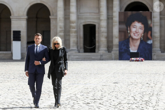 Le président français Emmanuel Macron accompagné de la première dame Brigitte Macron lors de l'hommage national à Françoise Rudetzki dans la cour d'honneur de l'Hôtel national des Invalides. à Paris, le 1er juin 2022