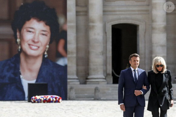 Le président français Emmanuel Macron accompagné de la première dame Brigitte Macron lors de l'hommage national à Françoise Rudetzki dans la cour d'honneur de l'Hôtel national des Invalides. à Paris, le 1er juin 2022