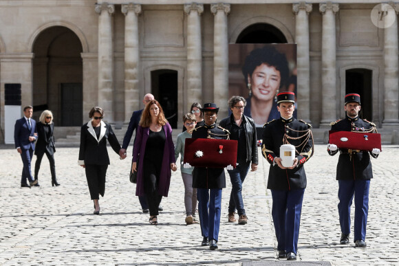 La famille de Françoise Rudetzki - Le président français Emmanuel Macron accompagné de la première dame Brigitte Macron lors de l'hommage national à Françoise Rudetzki dans la cour d'honneur de l'Hôtel national des Invalides. à Paris, le 1er juin 2022