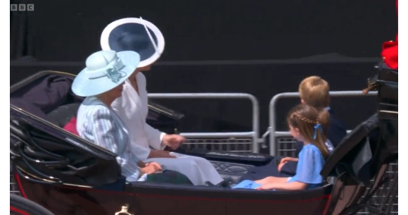 La princesse Charlotte fait sensation dans un look bleu ciel royal, durant la parade Trooping the Colour pour le jubilé de platine de la reine Elizabeth II, ce jeudi 2 juin 2022