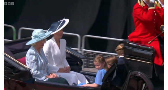 La princesse Charlotte fait sensation dans un look bleu ciel royal, durant la parade Trooping the Colour pour le jubilé de platine de la reine Elizabeth II, ce jeudi 2 juin 2022