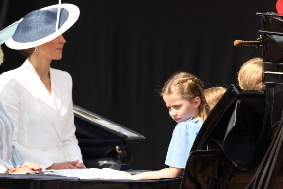 La princesse Charlotte ravissante en bleu ciel pour le Trooping the Colour, à Londres, pour lancer le jubilé de platine de la reineE Elizabeth II