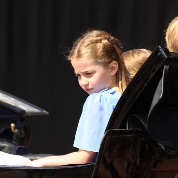 La princesse Charlotte ravissante en bleu ciel pour le Trooping the Colour, à Londres, pour lancer le jubilé de platine de la reineE Elizabeth II