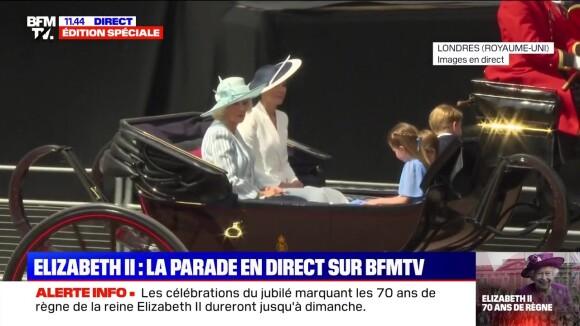 Kate Middleton et ses trois enfants, le prince George, la princesse Charlotte et le prince Louis arrivent au jubilé de platine de la reine Elizabeth II, pour le Trooping the colour, le jeudi 2 juin 2022. La petite Charlotte salue la foule