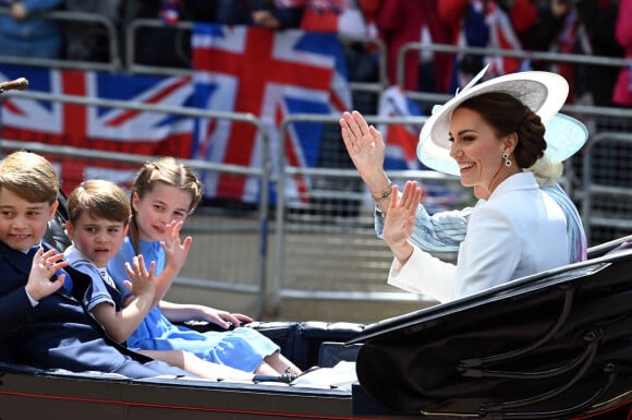 Catherine Kate Middleton, duchesse de Cambridge, La princesse Charlotte, le prince George, le prince Louis - Les membres de la famille royale lors de la parade militaire "Trooping the Colour" dans le cadre de la célébration du jubilé de platine (70 ans de règne) de la reine Elizabeth II à Londres, le 2 juin 2022.