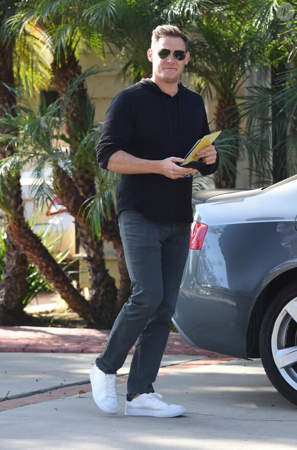 Trevor Engleson, l'ex mari de Meghan Markle se promène dans les rues de Los Angeles pendant que le monde entier apprend la nouvelle concernant les fiançailles du Prince Harry et de sa belle, le 27 novembre 2017.