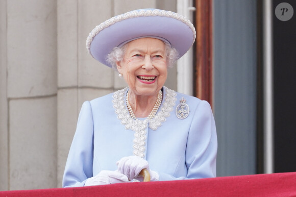 La famille royale au balcon lors de la parade militaire "Trooping the Colour" dans le cadre de la célébration du jubilé de platine de la reine Elizabeth II à Londres le 2 juin 2022.