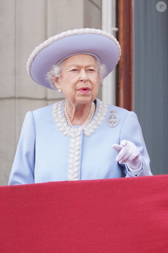 La famille royale au balcon lors de la parade militaire "Trooping the Colour" dans le cadre de la célébration du jubilé de platine de la reine Elizabeth II à Londres le 2 juin 2022.