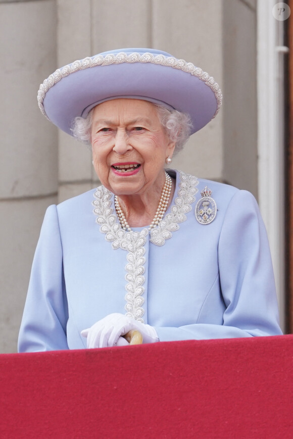 La famille royale au balcon lors de la parade militaire "Trooping the Colour" dans le cadre de la célébration du jubilé de platine de la reine Elizabeth II à Londres le 2 juin 2022.