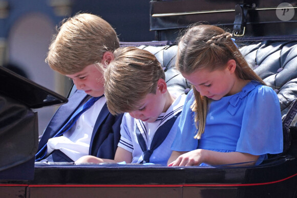 Le prince George, le prince Louis et la princesse Charlotte - Les membres de la famille royale lors de la parade militaire "Trooping the Colour" dans le cadre de la célébration du jubilé de platine (70 ans de règne) de la reine Elizabeth II à Londres, le 2 juin 2022.