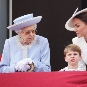 Elizabeth II et les Cambridge sur le balcon à Londres
