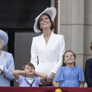 La famille Cambridge et la reine Elizabeth II sur le balcon, pendant le jubilé de platine ce jeudi 2 juin 2022