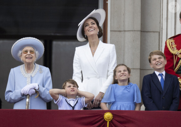 La famille Cambridge et la reine Elizabeth II sur le balcon, pendant le jubilé de platine ce jeudi 2 juin 2022