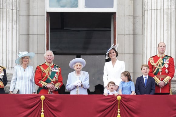 Camilla Parker Bowles, duchesse de Cornouailles, le prince William, duc de Cambridge, la reine Elisabeth II d'Angleterre, le prince William, duc de Cambridge, et Catherine (Kate) Middleton, duchesse de Cambridge, le prince George de Cambridge, la princesse Charlotte de Cambridge, le prince Louis de Cambridge - Les membres de la famille royale saluent la foule depuis le balcon du Palais de Buckingham, lors de la parade militaire "Trooping the Colour" dans le cadre de la célébration du jubilé de platine (70 ans de règne) de la reine Elizabeth II à Londres, le 2 juin 2022.
