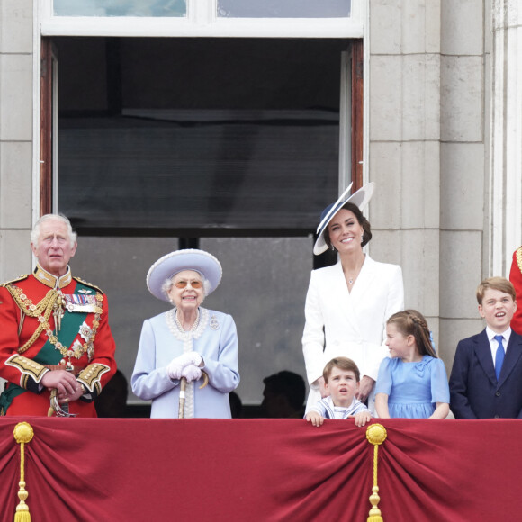 Camilla Parker Bowles, duchesse de Cornouailles, le prince William, duc de Cambridge, la reine Elisabeth II d'Angleterre, le prince William, duc de Cambridge, et Catherine (Kate) Middleton, duchesse de Cambridge, le prince George de Cambridge, la princesse Charlotte de Cambridge, le prince Louis de Cambridge - Les membres de la famille royale saluent la foule depuis le balcon du Palais de Buckingham, lors de la parade militaire "Trooping the Colour" dans le cadre de la célébration du jubilé de platine (70 ans de règne) de la reine Elizabeth II à Londres, le 2 juin 2022.