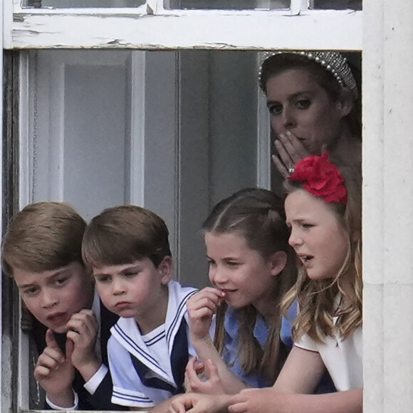 Le prince George de Cambridge, Le prince Louis de Cambridge, La princesse Charlotte de Cambridge, Mia Tindall, La princesse Beatrice d'York - Les membres de la famille royale saluent la foule depuis le balcon du Palais de Buckingham, lors de la parade militaire "Trooping the Colour" dans le cadre de la célébration du jubilé de platine (70 ans de règne) de la reine Elizabeth II à Londres, le 2 juin 2022.