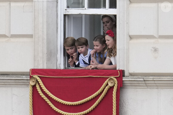 Le prince George de Cambridge, Le prince Louis de Cambridge, La princesse Charlotte de Cambridge, Mia Tindall, La princesse Beatrice d'York - Les membres de la famille royale saluent la foule depuis le balcon du Palais de Buckingham, lors de la parade militaire "Trooping the Colour" dans le cadre de la célébration du jubilé de platine (70 ans de règne) de la reine Elizabeth II à Londres, le 2 juin 2022.