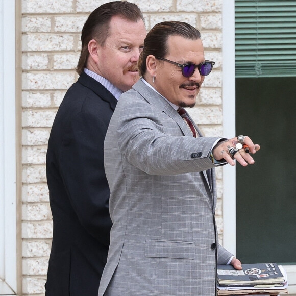 Johnny Depp retourne au tribunal après une pause cigarette lors du procès intenté contre son ex-femme, Amber Heard à Fairfax, Virginie, Etats-Unis, le 26 mai 2022. 