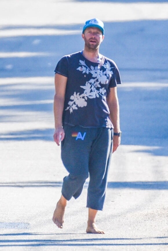 Exclusif - Chris Martin se balade pieds nus sur une plage de Los Angeles le 5 juillet 2020.