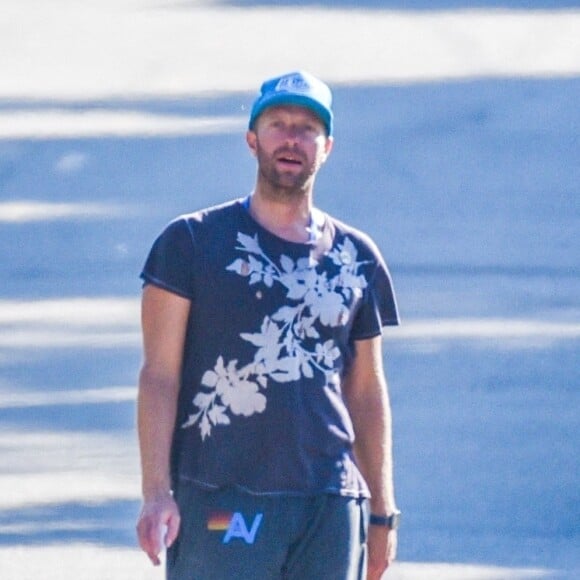 Exclusif - Chris Martin se balade pieds nus sur une plage de Los Angeles le 5 juillet 2020.