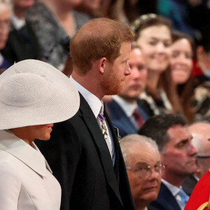 Le prince Harry, duc de Sussex, et Meghan Markle, duchesse de Sussex - Les membres de la famille royale et les invités lors de la messe célébrée à la cathédrale Saint-Paul de Londres, dans le cadre du jubilé de platine (70 ans de règne) de la reine Elisabeth II d'Angleterre. Londres, le 3 juin 2022. 