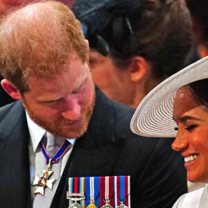 Le prince Harry, duc de Sussex, et Meghan Markle, duchesse de Sussex - Les membres de la famille royale et les invités lors de la messe célébrée à la cathédrale Saint-Paul de Londres, dans le cadre du jubilé de platine (70 ans de règne) de la reine Elisabeth II d'Angleterre. Londres, le 3 juin 2022. 