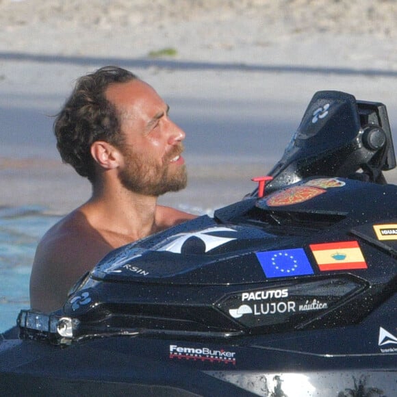 James Middleton et sa fiancée Alizée Thévenet sont en vacances sur la plage de l'hôtel Eden Rock à Saint Barthélémy le 4 janvier 2020.