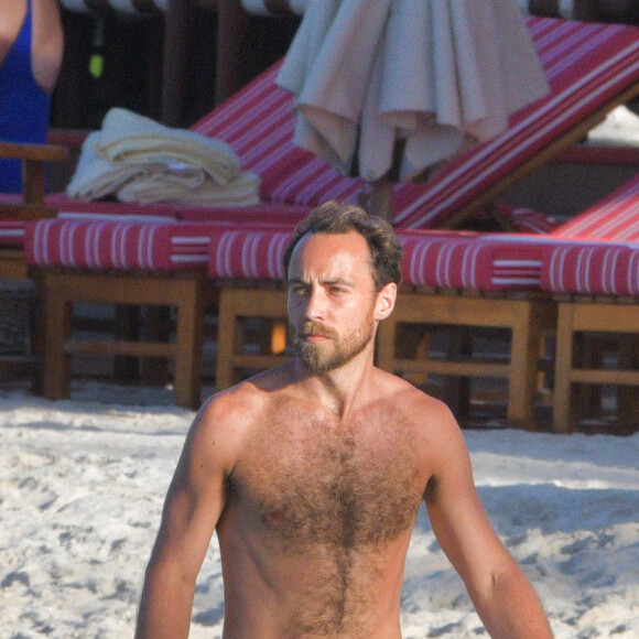 James Middleton et sa fiancée Alizée Thévenet sont en vacances sur la plage de l'hôtel Eden Rock à Saint Barthélémy le 4 janvier 2020.