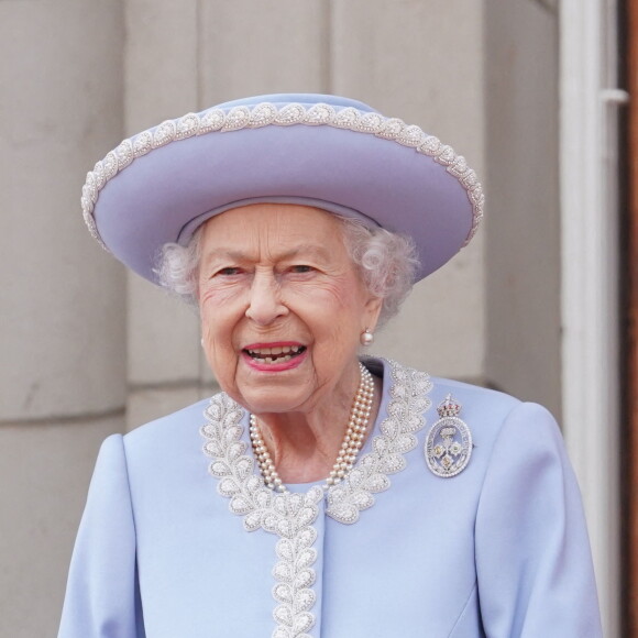 Elizabeth II - La famille royale au balcon lors de la parade militaire "Trooping the Colour" dans le cadre de la célébration du jubilé de platine de la reine Elizabeth II à Londres le 2 juin 2022.