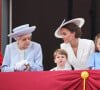 La reine Elizabeth II d'Angleterre, le prince William et Kate Middleton, le prince George, la princesse Charlotte, le prince Louis - La famille royale salue la foule depuis le balcon du Palais de Buckingham. Londres.