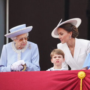 La reine Elizabeth II d'Angleterre, le prince William et Kate Middleton, le prince George, la princesse Charlotte, le prince Louis - La famille royale salue la foule depuis le balcon du Palais de Buckingham. Londres.