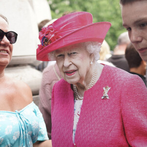 La reine d'Angleterre, absente à la messe, représentée par une silhouette en carton tenue par un de ses sujets - Illustrations lors de la messe célébrée à la cathédrale Saint-Paul de Londres, dans le cadre du jubilé de platine (70 ans de règne) de la reine Elisabeth II d'Angleterre. Londres, le 3 juin 2022. 