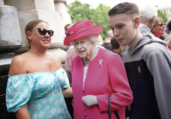 La reine d'Angleterre, absente à la messe, représentée par une silhouette en carton tenue par un de ses sujets - Illustrations lors de la messe célébrée à la cathédrale Saint-Paul de Londres, dans le cadre du jubilé de platine (70 ans de règne) de la reine Elisabeth II d'Angleterre. Londres, le 3 juin 2022. 