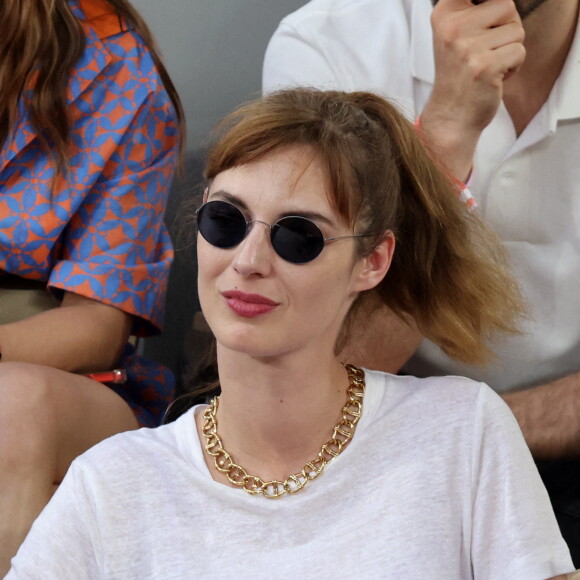 Louise Bourgoin en tribune (jour 14) lors des Internationaux de France de Tennis de Roland Garros 2022 à Paris, France, le 4 juin 2022. © Dominique Jacovides/Bestimage