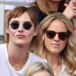 Louise Bourgoin et Claire Arnoux en tribune (jour 14) lors des Internationaux de France de Tennis de Roland Garros 2022 à Paris, France, le 4 juin 2022. © Dominique Jacovides/Bestimage