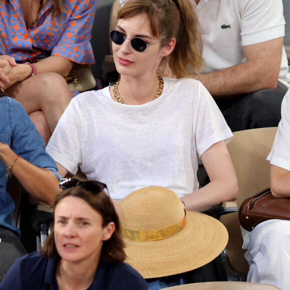 Léa Lando, Louise Bourgoin et Claire Arnoux en tribune (jour 14) lors des Internationaux de France de Tennis de Roland Garros 2022 à Paris, France, le 4 juin 2022. © Dominique Jacovides/Bestimage