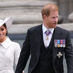 Le prince Harry, duc de Sussex, et Meghan Markle, duchesse de Sussex - Les membres de la famille royale et les invités à la sortie de la messe du jubilé, célébrée à la cathédrale Saint-Paul de Londres, Royaume Uni, le 3 juin 2022. 