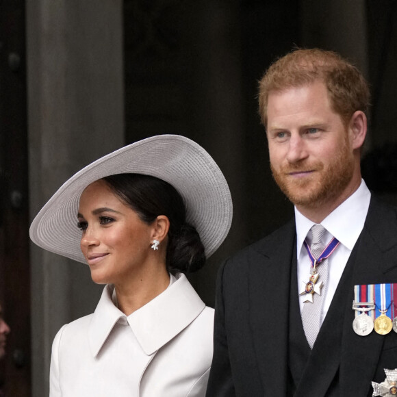 Le prince Harry, duc de Sussex, et Meghan Markle, duchesse de Sussex - Les membres de la famille royale et les invités lors de la messe célébrée à la cathédrale Saint-Paul de Londres, dans le cadre du jubilé de platine (70 ans de règne) de la reine Elisabeth II d'Angleterre. Londres, le 3 juin 2022. 