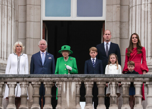 Camilla Parker Bowles, duchesse de Cornouailles, Le prince Charles, prince de Galles, La reine Elisabeth II d'Angleterre, le prince William, duc de Cambridge, Catherine Kate Middleton, duchesse de Cambridge et leurs enfants le prince George, la princesse Charlotte et le prince Louis - La famille royale au balcon du palais de Buckingham lors de la parade de clôture de festivités du jubilé de la reine à Londres le 5 juin 2022. 