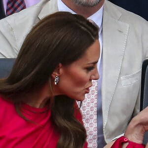 Le prince Louis de Cambridge et Catherine Kate Middleton, duchesse de Cambridge - La famille royale au balcon du palais de Buckingham lors de la parade de clôture de festivités du jubilé de la reine à Londres le 5 juin 2022. 